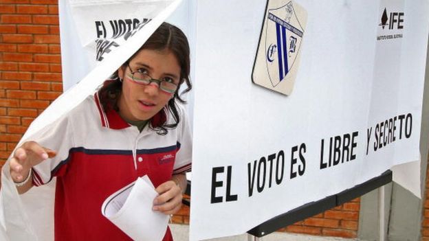 joven votando