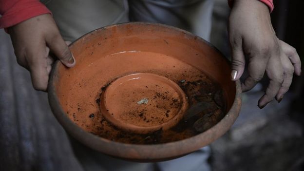 Un recipiente de barro con agua estancada es uno lugar ideal para la incubación de las larvas