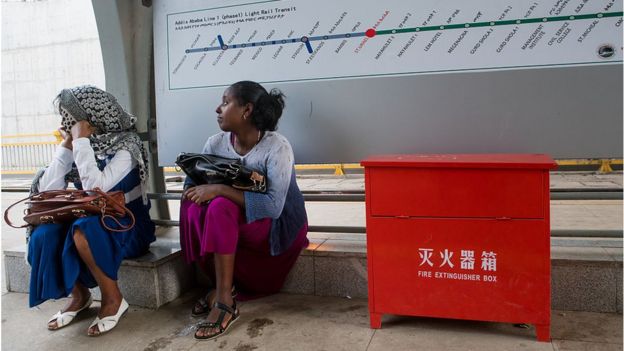 Mujeres en una estación de Addis Abeba