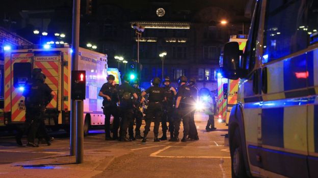 Polícia nos arredores da Manchester Arena após relatos de explosão