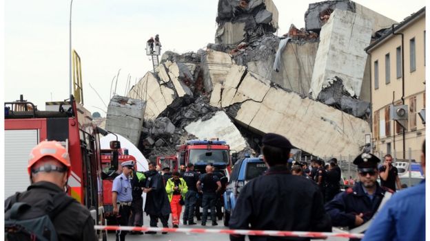 ধ্বংসস্তুপের নীচে বহু মানুষ চাপা পড়ে আছে বলে আশংকা করা হচ্ছে।