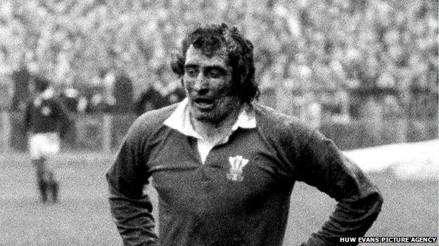 Gareth ar ol sgorio un o'i geisiau enwocaf yn erbyn Yr Alban yn 1972. Gareth after scoring one of his most memorable tries against Scotland in 1972