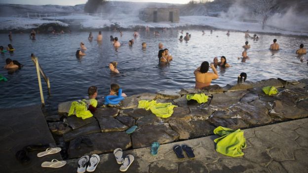 Laguna del Golden Circle con turistas