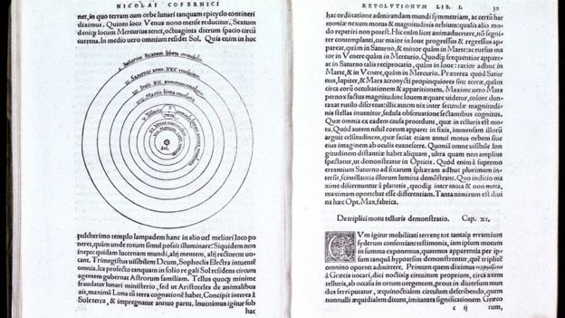 "Las revoluciones de las esferas celestes", un tratado de 404 páginas, denso con ecuaciones, diagramas y tablas que que el incondicionalmente católico Copérnico le dedicó al Papa.