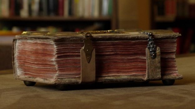 Збереглися металеві "ніжки" на які клали Євангеліє на вівтар