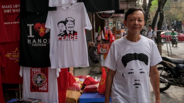 Trên đường phố Hà Nội bắt đầu xuất hiện nhiều chiếc áo thun in hình hai nhà lãnh đạo Mỹ-Triều