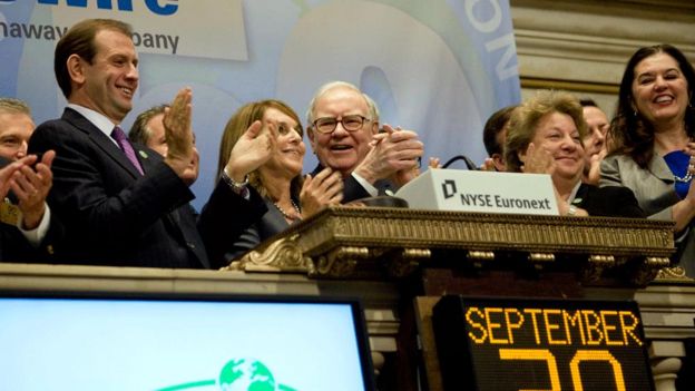 Un grupo de gente, entre ellos, Warren Buffett.