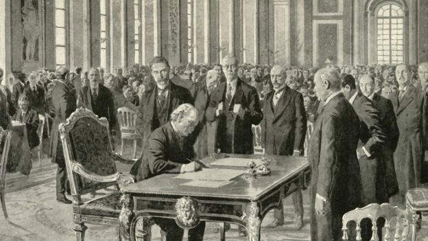1919年6月英國首相在凡爾賽宮中簽和約時的場景