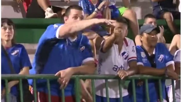 Los hinchas imitaron con sus manos el vuelo y la caída de un avión.
