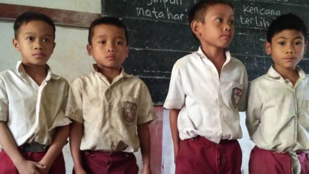 ANGGIT PURWOTO
Keempat murid sekolah dasar meminta tas sekolah dalam video yang diunggah ke media sosial.
