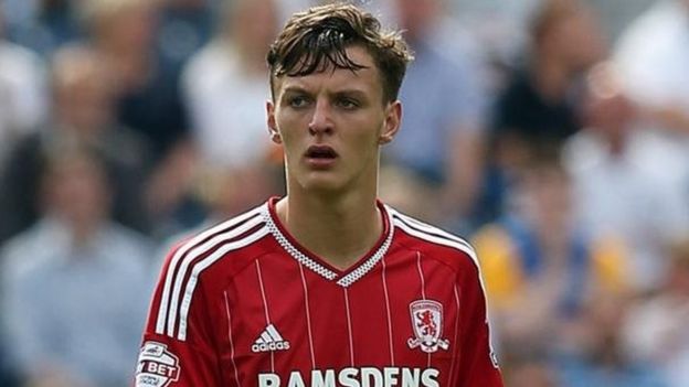 Manchester United na Chelsea zinamsaka beki wa kati wa klabu ya Middlesbrough's, 20, na mchezaji wa vijana wasiozidi miaka 21 katika timu ya Uingereza Dael Fry. (Teamtalk)