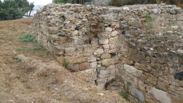 Restos da muralha de Pontideia ainda estão de pé