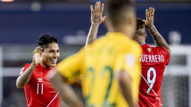 Ruidíaz celebra con Paolo Guerrero su gol ante Brasil.