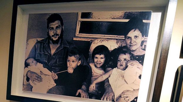 Una foto del Che con sus hijos