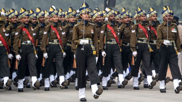 ২০২০ এ ভারতের গণতন্ত্র দিবসের প্যারেডে পুরুষ বাহিনীকে নেতৃত্ব দিয়েছেন তরুণ নারী অফিসার - ক্যাপ্টেন তানিয়া শেরগিল।