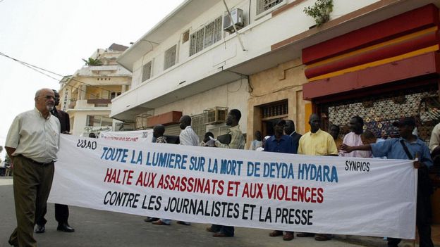 Une manifestation de journalistes contre les assassinats en Gambie, en décembre 2004 à Dakar, après la mort de Deyda Hyadara