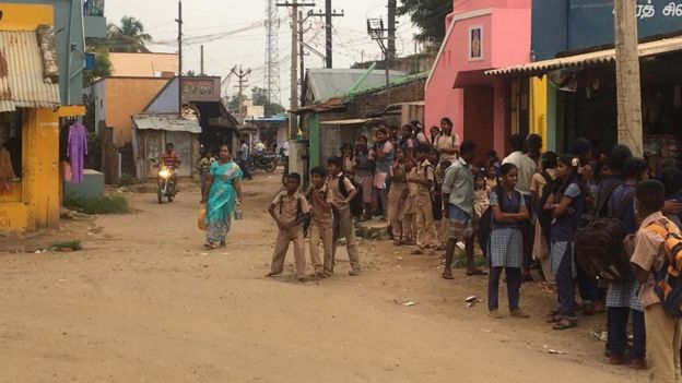 இரு மாணவர்களும் தாக்கிக்கொண்ட பாலமேடு பேருந்து நிறுத்தம்.