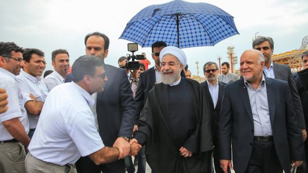 حسن روحانی همراه با بیژن نامدار زنگنه، وزیر نفت در منطقه ویژه اقتصادی پارس