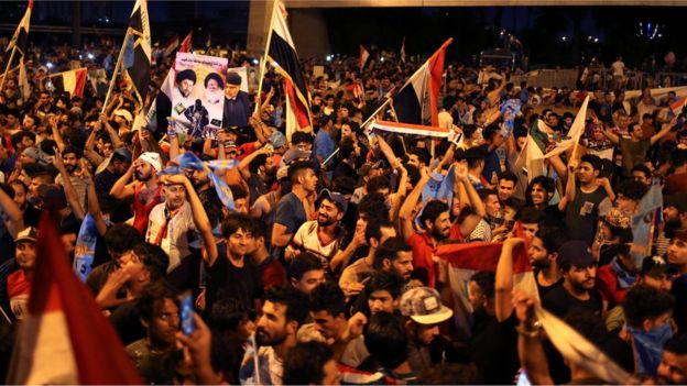 خرج المئات من أتباع الصدر في مظاهرات فرح بعد الإعلان عن فوز قائمة