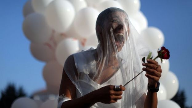 امرأة ترتدي ثوب زفاف