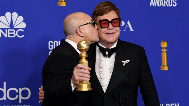 Elton John y su socio desde hace 52 años Bernie Taupin ganaron el Golden Globe en la categoría de mejor canción.
