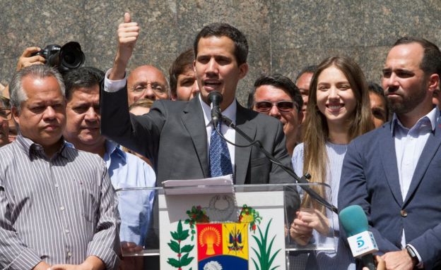 El opositor Juan Guaidó lidera las protestas contra el gobierno de Nicolás Maduro, a quien exige que convoque nuevas elecciones presidenciales. Foto: GETTY IMAGES