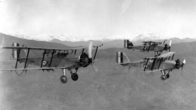 هواپیماهای بریتانیایی در سال ۱۹۳۴ در مأموریت شناسایی در کردستان. نیروی هوایی بریتانیا چند سال بعد شورشیان کرد را بمباران کرد