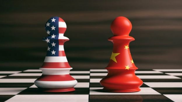 Peças de xadrez representando Estados Unidos e China