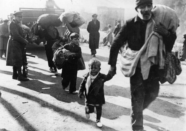 Refugiados españoles cruzando a Francia.