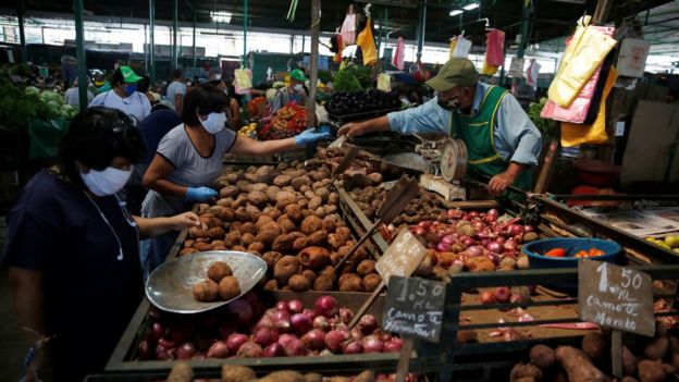 Mujeres comprando en un mercado