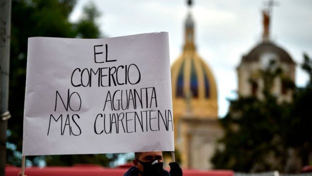 Un letrero lee: "El comercio no aguanta más cuarentena"
