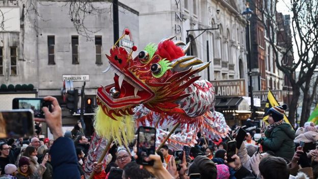 London welcomes Year of the Rabbit at Lunar New Year - BBC News