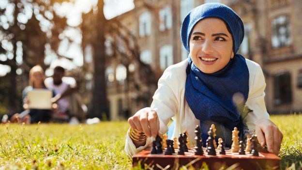 Mujer joven jugando al ajedrez