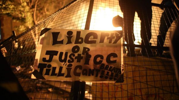 Une banderole lors d'une manifestation à Minneapolis dit "Liberté ou justice jusqu'à ce que je ne puisse plus respirer". (28 mai 2020)