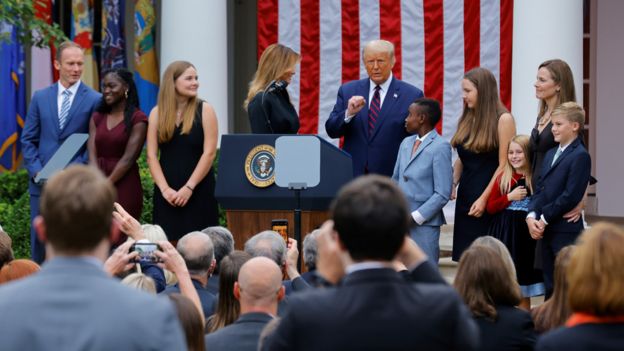 Amy Coney Barrett, su esposo e hijos con Donald y Melania Trump