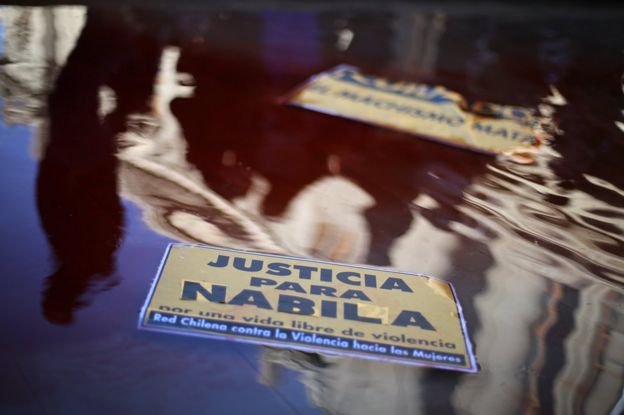 Un cartel que pide Justicia para Nabila sobre un charco fuera del Palacio de los Tribunales de Santiago de Chile el 11 de julio de 2017.