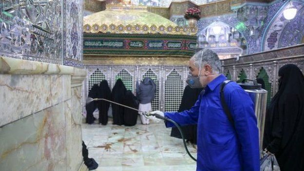 Petugas membersihkan tempat suci Hazrat Masumeh di Qom.