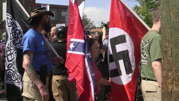 ManifestaciÃ³n de grupos supremacistas blancos el aÃ±o pasado en Charlottesville.