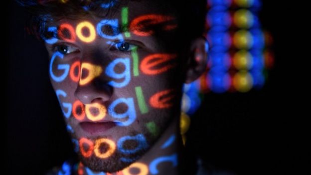 Rostro de un hombre joven con el logo de Google.