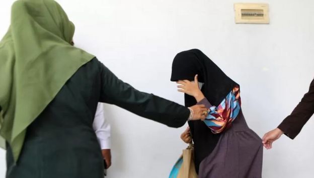 اندونزی افراد را به دلیل رابطهٔ جنسی بدون ازدواج زندانی می‌کند Bbc 
