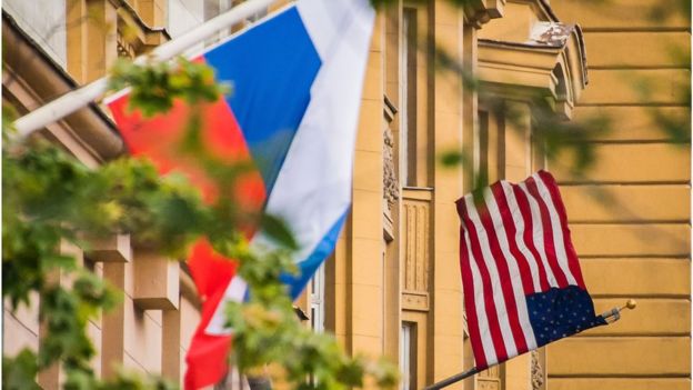 Bandera rusa en la embajada estadounidense en Moscú en julio de 2017.