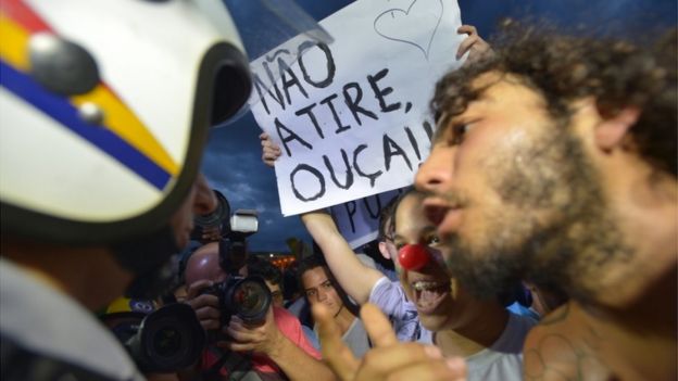 Manifestante conversa com policial em protesto em Brasília