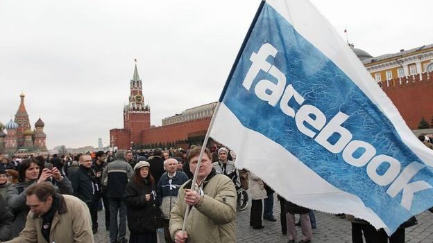 Bandera de Facebook ante el Kremlin