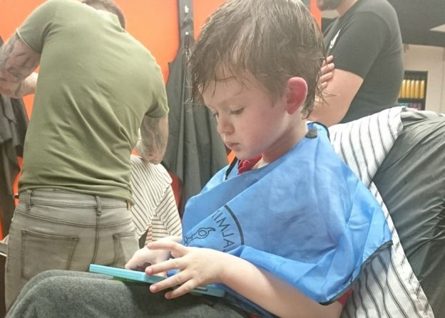 Resultado de imagen de James Williams se ha convertido en un peluquero popular entre los padres con niños autistas