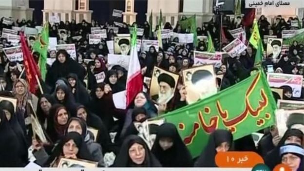 أظهر التلفزيون الحكومي جموعا من المتظاهرين المتشحين بالسواد في العاصمة طهران