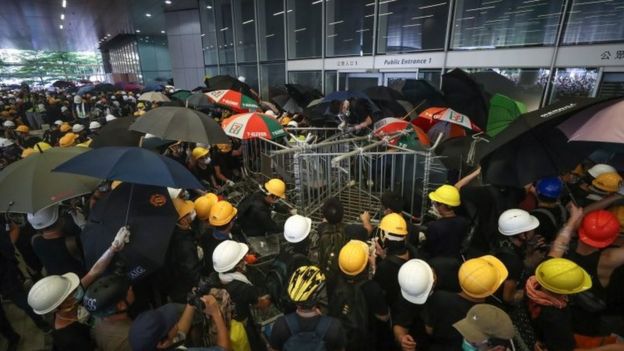 Manifestantes quebram barreiras policial para entrar no Parlamento de Hong Kong