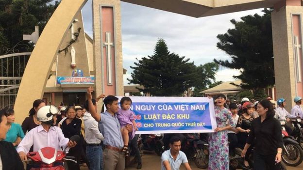 Bà Vy cũng tham gia biểu tình phản đối dự luật Đặc khu hồi tháng 6 năm nay