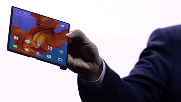 ফোল্ডিং সেটগুলোর মধ্যে হুয়াওয়ের মেইট এক্সের দাম সবচেয়ে বেশি