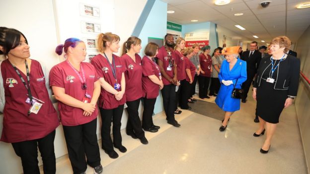 الملكة إليزابيث تزور ضحايا هجوم مانشستر في المستشفى