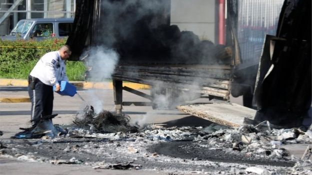 Secuelas de la jornada de violencia vivida ayer en Culiacán.